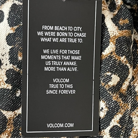 Volcom Women's Super Stoney Cropped Boxy Denim Jacket in leopard Print preppy - Picture 13 of 14